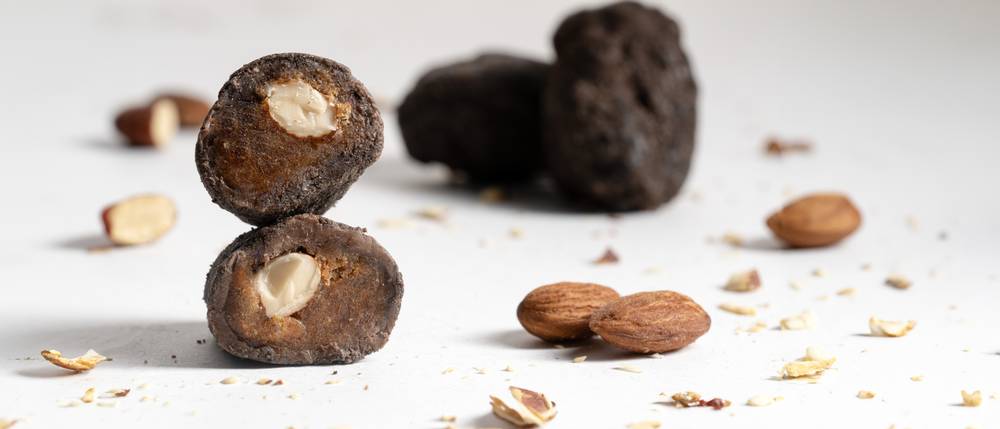 تمر باللوز والشوكلاته الدارك